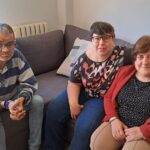 Ángel, Beatriz y Caridad, residentes en un piso del proyecto Mi Casa gestionado por Kairós.