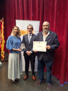 Ramón Álvarez, gerente de Plena inclusión Aragón, sostiene el premio junto a Fernando Alcolea, director del Centro Penitenciario de Zuera, y Adriana Quintana.