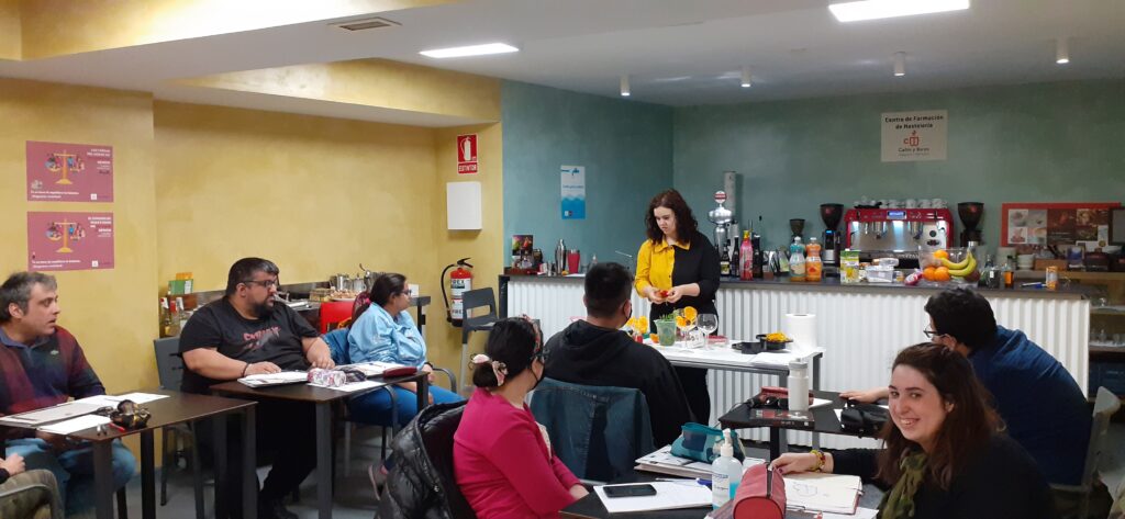 Clase de coctelería del curso de Auxiliar de Bares