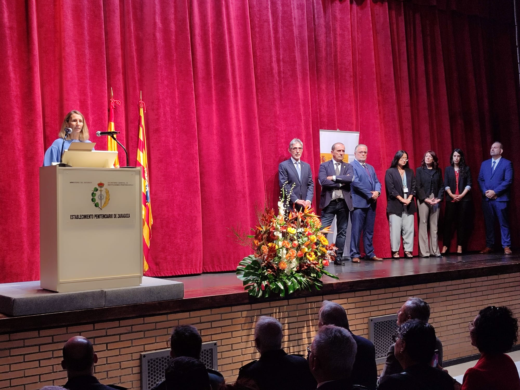 Adriana Quintana agradece el premio en nombre de Plena inclusión Aragón, en la gala celebrada este martes en la prisión de Zuera.