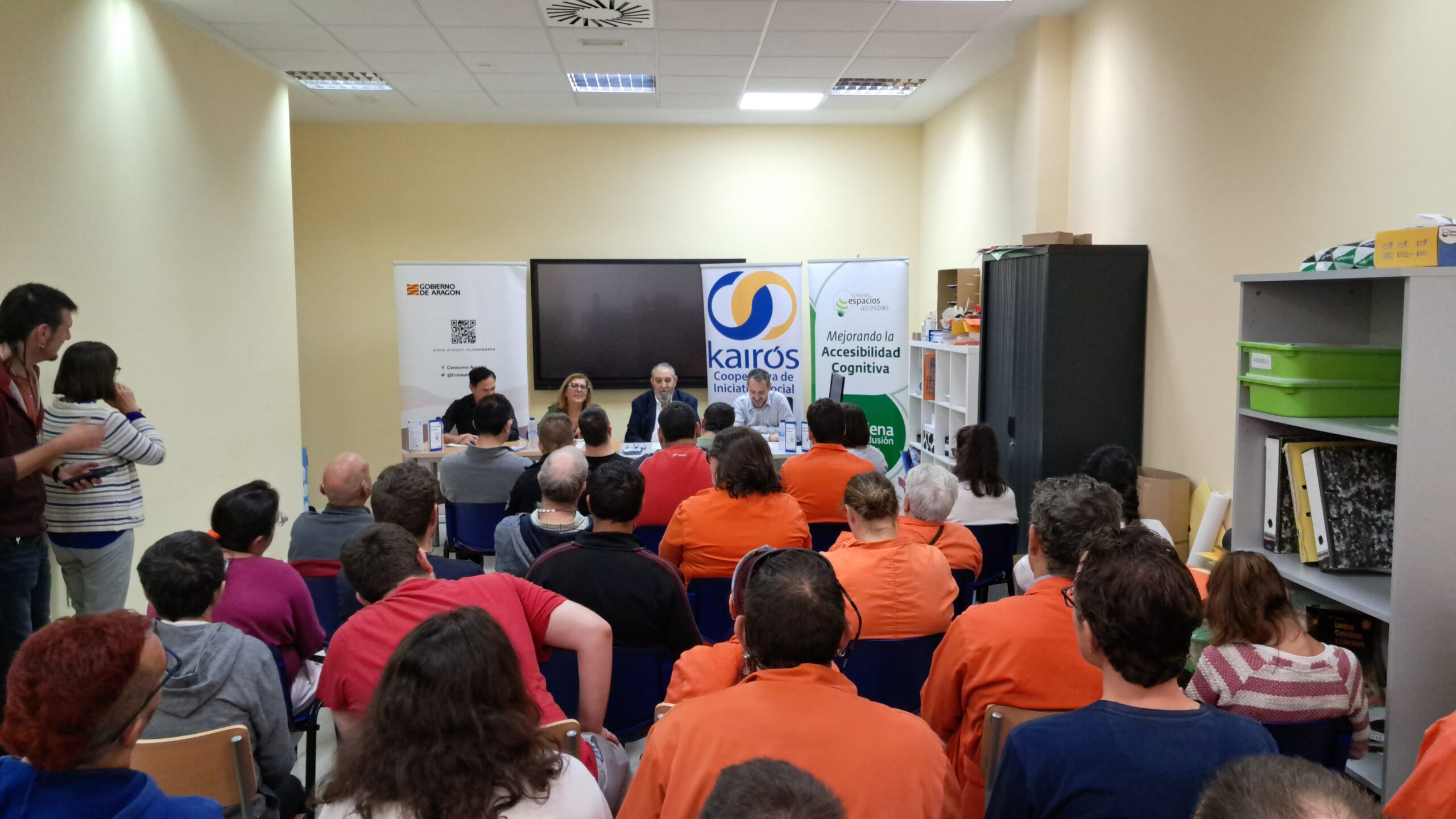 Presentación del folleto ¿Cómo puedo reclarmar?, en Kairós, Zaragoza.