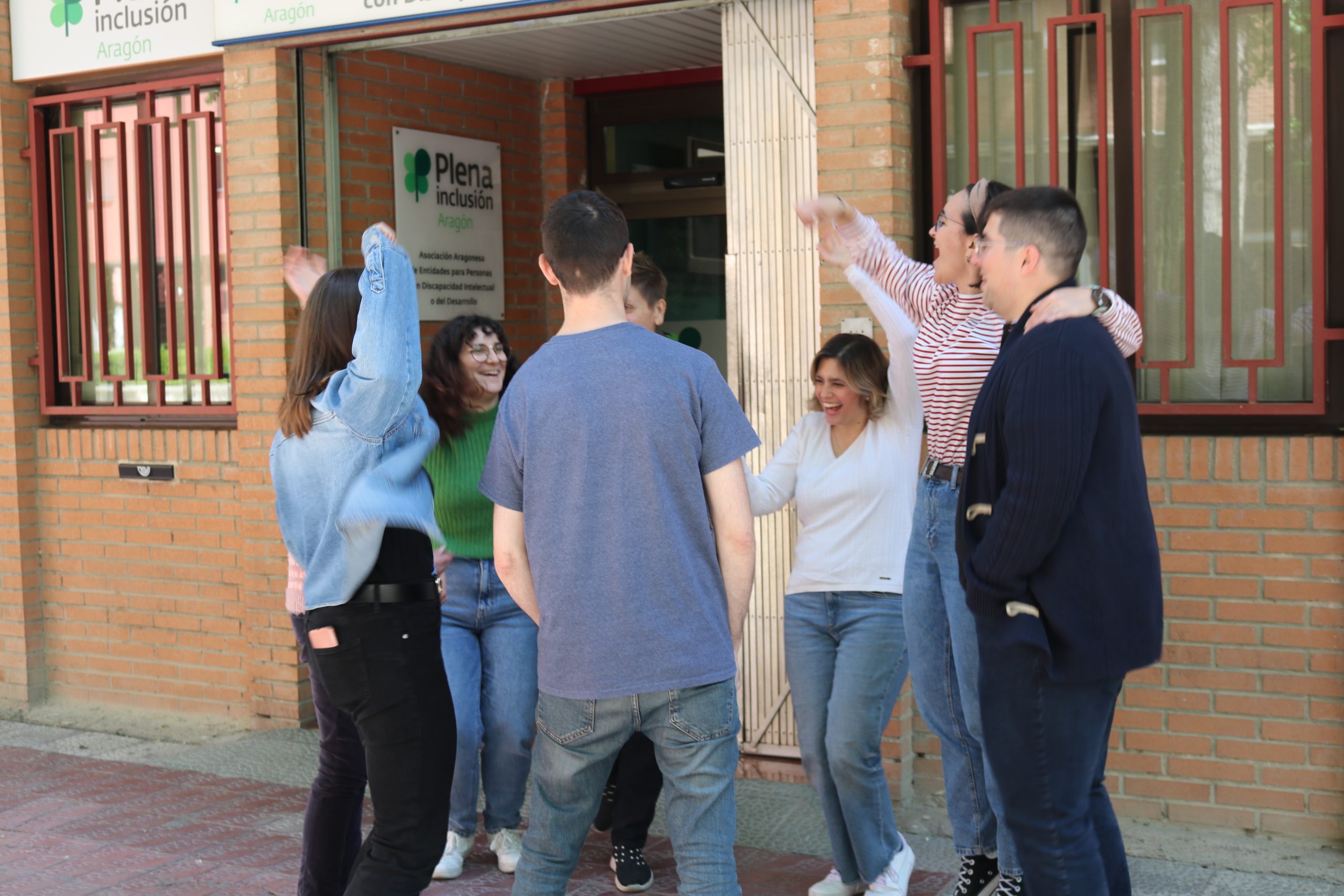 Los opositores que consiguieron plaza el año pasado comparten su alegría con sus formadoras.